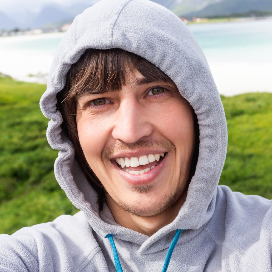 glücklicher junger Mann